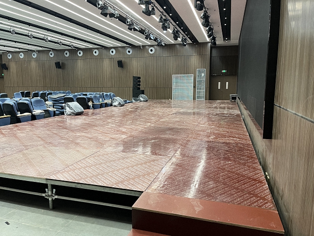 四川吉利學(xué)院報告廳舞臺燈光、音響、LED顯示屏工程項目竣工，鷹皇科技為您精彩呈現(xiàn)