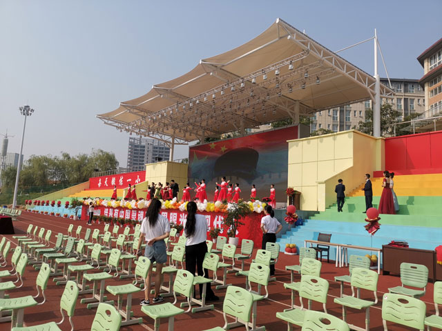 成都鷹皇科技承建眉山東辰國際學(xué)校體育場戶外燈光音響LED顯示屏工程項目竣工