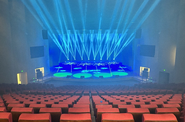 四川天府新區(qū)綜合高級中學(xué)劇場舞臺燈光、音響、LED屏與舞臺機(jī)械幕布系統(tǒng)工程交付，學(xué)校歌唱比賽璀璨啟幕