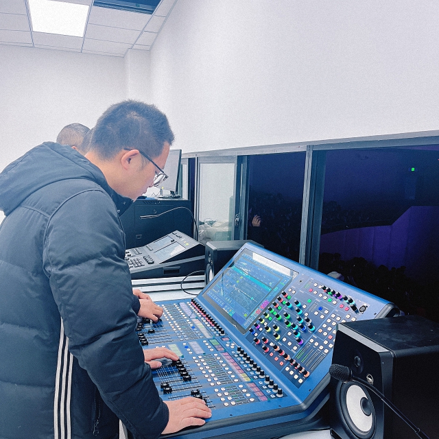 四川天府新區(qū)綜合高級中學(xué)劇場舞臺燈光、音響、LED屏與舞臺機(jī)械幕布系統(tǒng)工程交付，學(xué)校歌唱比賽璀璨啟幕