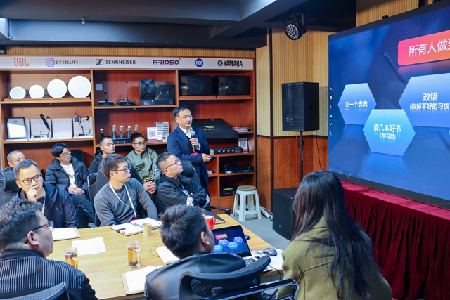 成都鷹皇科技召開2024新春開工會議暨2023年度總結(jié)大會