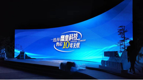 升級舞臺視覺，可塑弧形屏幕造型，戶外防水LED顯示屏閃亮登場