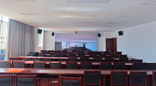 報(bào)告廳包含LED顯示屏、會議音箱、高清會議攝像機(jī)、手拉手會議話筒